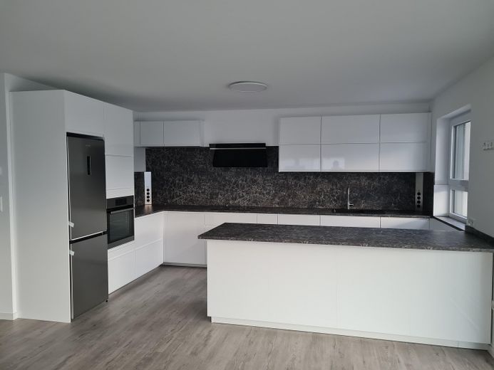 **Neubau Erstbezug, Traumhafte und moderne 4-ZIMMER EG.-Maisonette Whg. in Bischofsheim** – Küche