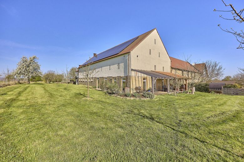 exklusiver Traum im Grünen. 4 Seit-Hof mit Seminarhaus – Südwestansicht