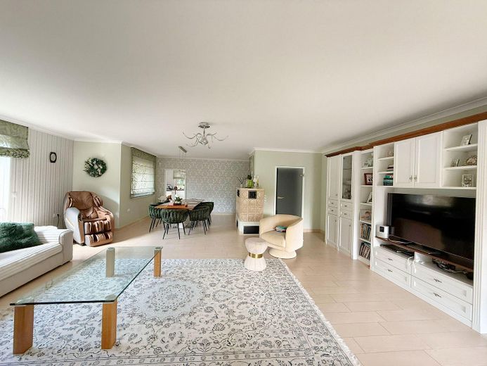 Wohnzimmer lichtdurchflutet