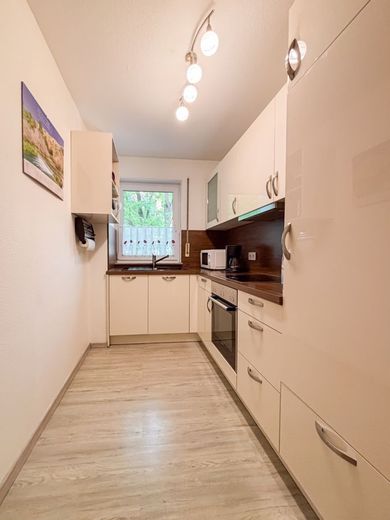 Modernes Wohnen nahe dem Rhein: Barrierefreie 3-Zimmer-Wohnung mit Balkon &amp; Tiefgaragenstellplatz – Küche