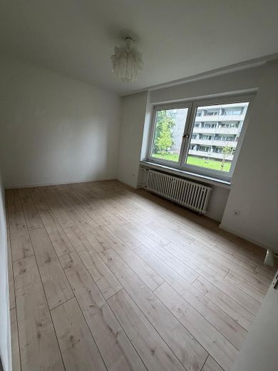 Sonnige Erdgeschosswohnung mit 2 Balkonen – Schlafzimmer 2
