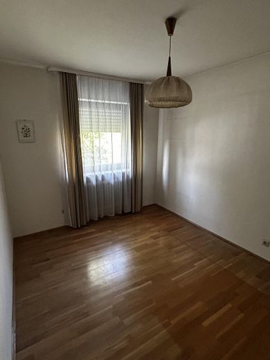 Charming end-terrace house in a quiet residential area close to the center of Burghausen – Zimmer OG