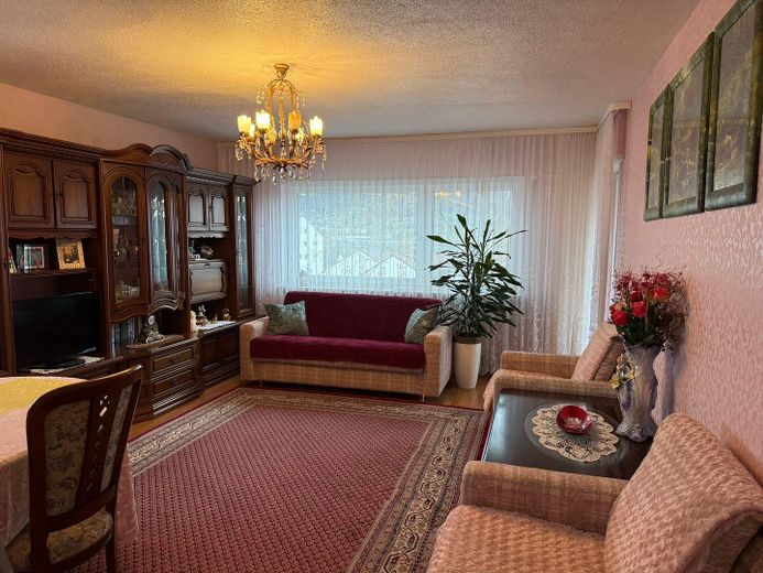 Komsisyonsuz: Balkonlu, çok bakımlı 3 odalı daire – Wohnzimmer
