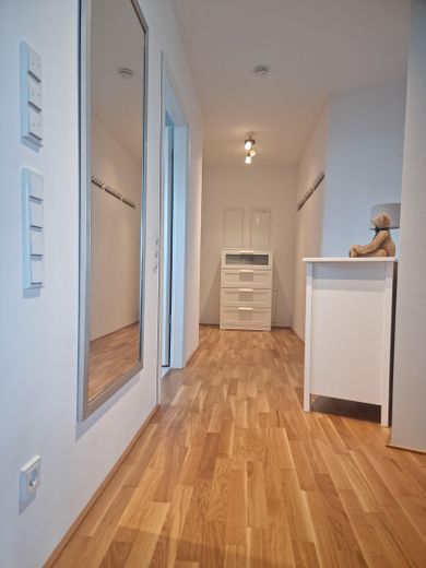 Neuwertige, hochwertige 2-Zimmer-Wohnung mit EBK & TG-Stellplatz in Ffm-Riedberg – Flur