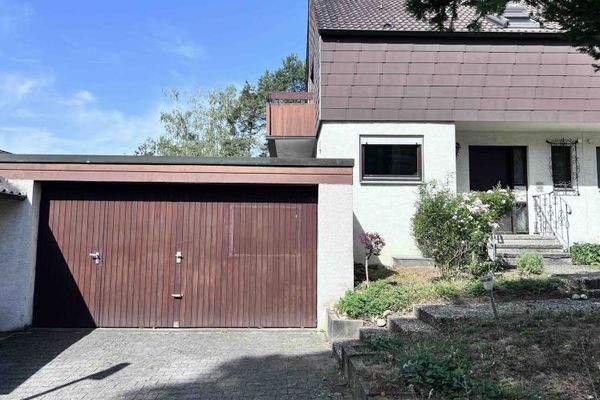 73207 Plochingen: DHH mit schönem Grundstück. Halbhöhenlage. Große Garage. 2 Stellplätze. Frei.