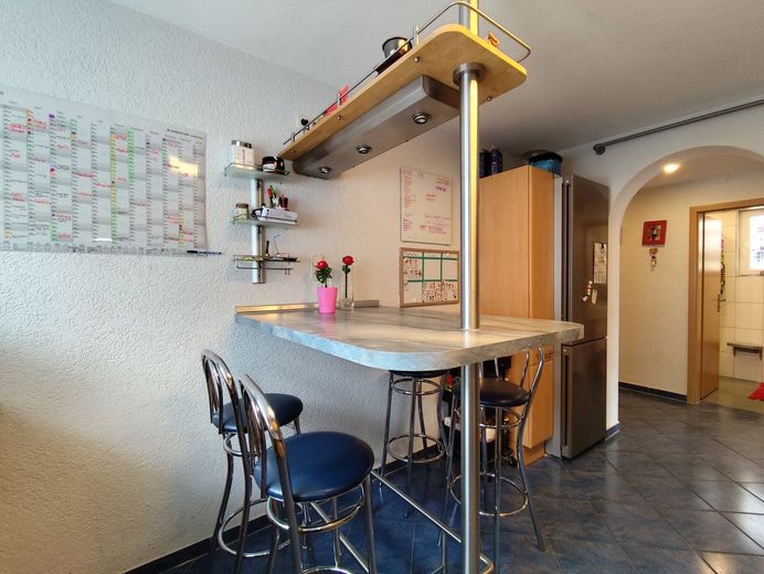 Ihre Wohlfühloase in Bischberg: Modernisiertes Platzwunder, Kaminzauber und XXL-Terrasse! – Küche Ansicht 2
