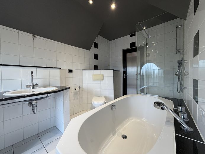 +++RESERVIERT+++ Maisonette-Wohnung mit großem Sonnenbalkon inkl. Tiefgarage in Oberhausen-Alsfeld – Bad Ansicht 2