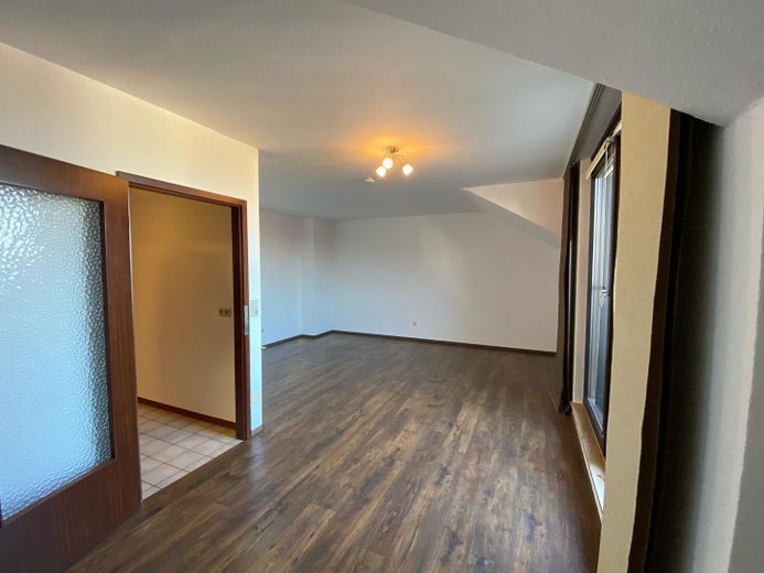 Helles 1-Zimmer-Dachgeschoss-Apartment mit großer Dachterrasse in der Nähe des UKGM – Wohnraum