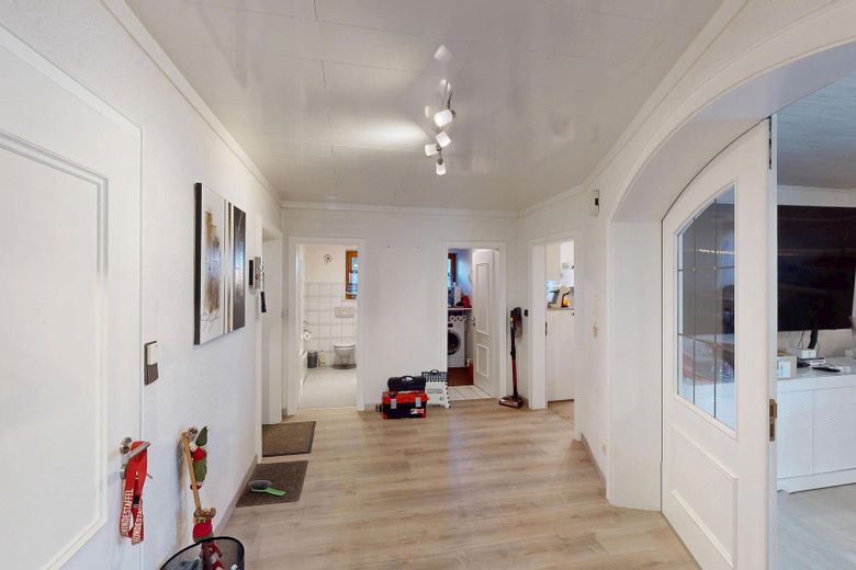 Appartamento modernizzato di 5 locali al piano terra con grande giardino, piscina e accesso diretto al garage – Flur