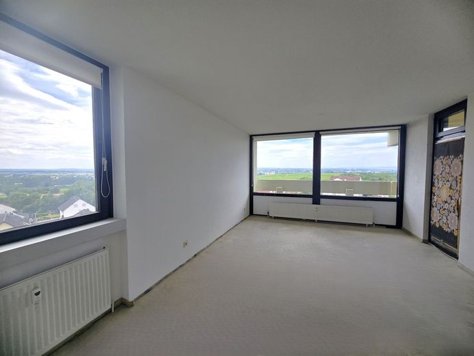Hochheim Skyline:
3-Zimmer; 96 m²; überdachte Terrasse; toller Fernblick; seniorengeeignet! – Wohnzimmer mit Blick