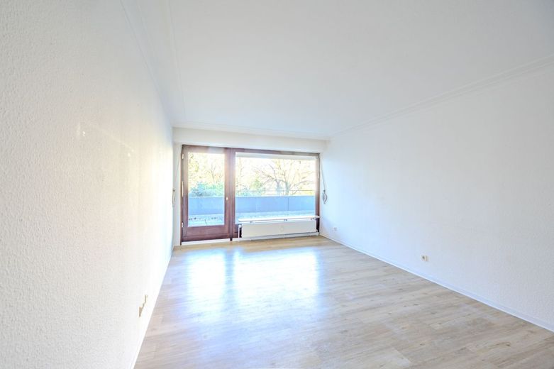 Attraktives Rahlstedt: Balkon miot 2-Zimmer Wohnung mit Tiefgaragenplatz kutzfristig verfügbar. – Wohnzimmer