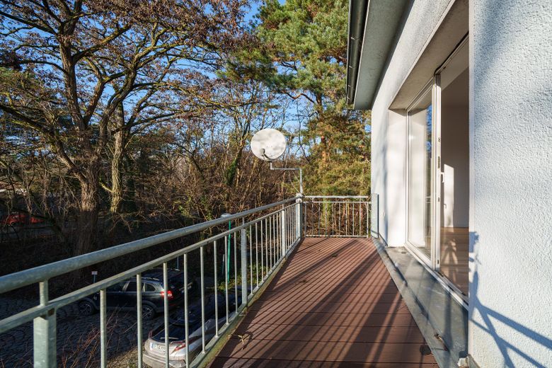Lichtrijk 3-kamerappartement, ca. 96 m², met groot zonnig balkon in het groen – Balkon