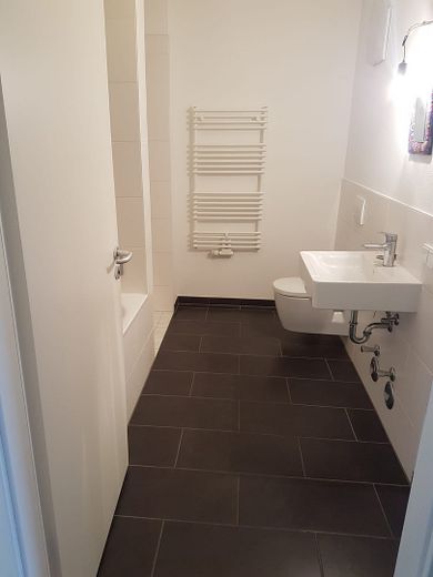 Schöne moderne helle 4 Zi. Wohnung nähe Rebstockbad ohne Provision – Vollbad 