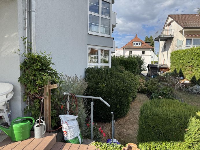 Wohnung Erdgeschoss mit Terrasse – Abgang Terrasse in Garten