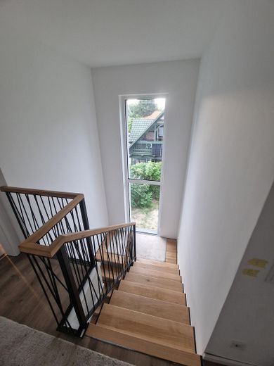 Erstbezug in Zepernick – Provisionsfreie KfW-40-EE Stadtvilla auf über 1.000 m² Grundstück – OG Podesttreppe Nordfenster
