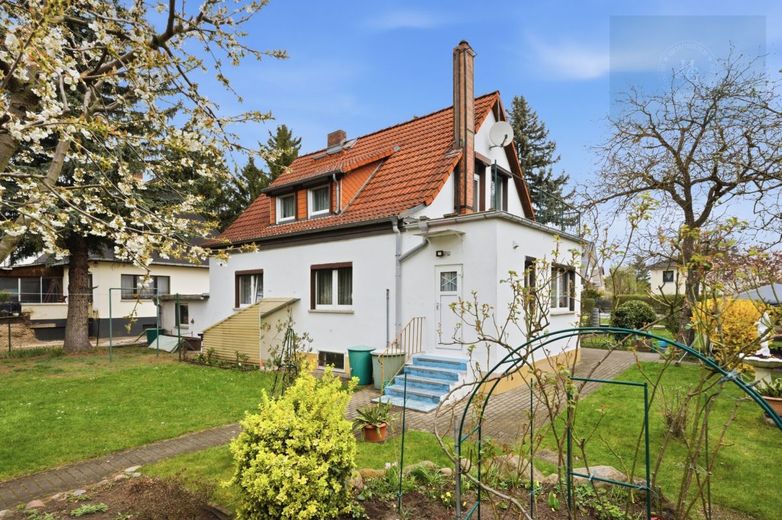 Charmantes Einfamilienhaus und Gartenhaus auf großem Grundstück – Rückansicht