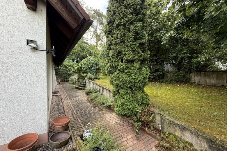 Großzügiges Familienanwesen mit Einliegerwohnung, 225 m² Wohnfläche und besonderem Flair – Garten und Seitenansicht