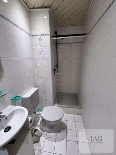Familienfreundliche 4,5-Zimmer-Wohnung mit Balkon, Aufzug und idealer Raumaufteilung – Gaste WC - Dusche