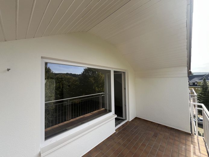Frisch renovierte 3-Zimmer Wohnung mit Loggia ins Grüne, Einbauküche und Garage – Foto 13