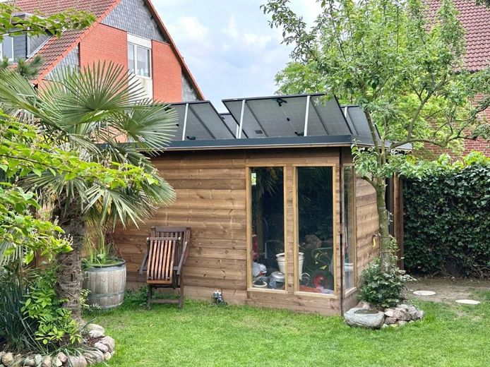 Gartenhaus mit Solarpanelen