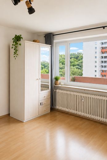 Zimmer mit großem Fenster