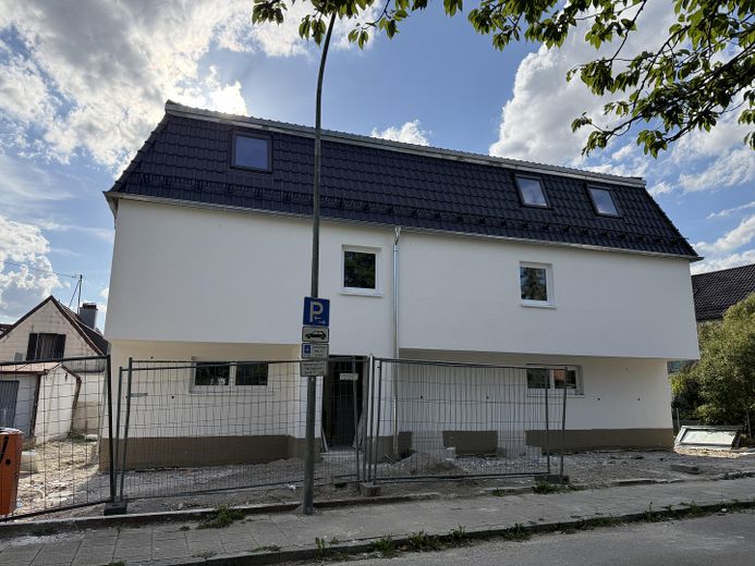 Nuovo appartamento di 2 locali a Neufahrn b. Freising – Straßenseite