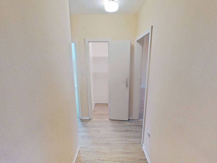TRASFERITEVI SUBITO E RISPARMIATE: moderno appartamento di 3 locali con bagno con luce naturale e ampio BALCONE – Flur