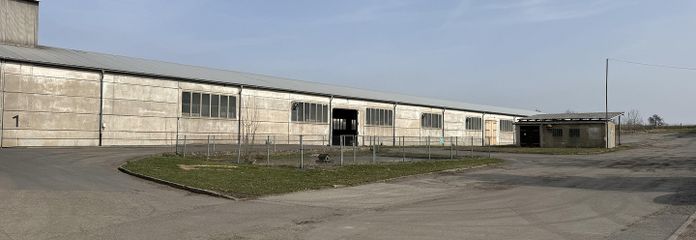 Großzügige Gewerbefläche mit Lagerhallenbestand und Büro in Neustadt a. d. Orla – Blick über die Hoffläche