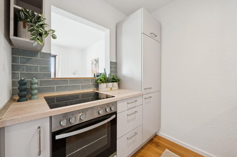 Ihr Platz zum Durchatmen: Moderne 2-Zimmer-Wohnung mit Grünblick im Herzen von Neckarau – Küche inkl. Einbauküche