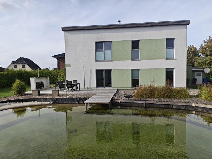 Architektenhaus mit Naturteich, Sauna, Solar + vielseitigem Nebengebäude – Foto 2