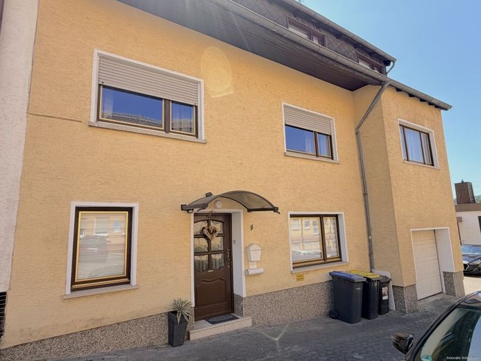 Ein-Zweifamilienhaus in zentraler Lage  mit Gartenweitblick nach Püttlingen – Straßenansicht
