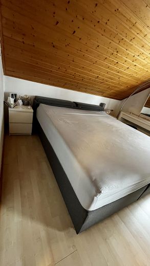 Lichtdurchflutete 3,5-Zimmer-Dachgeschosswohnung mit Balkon, Wärmepumpe und PV-Anlage – Schlafzimmer