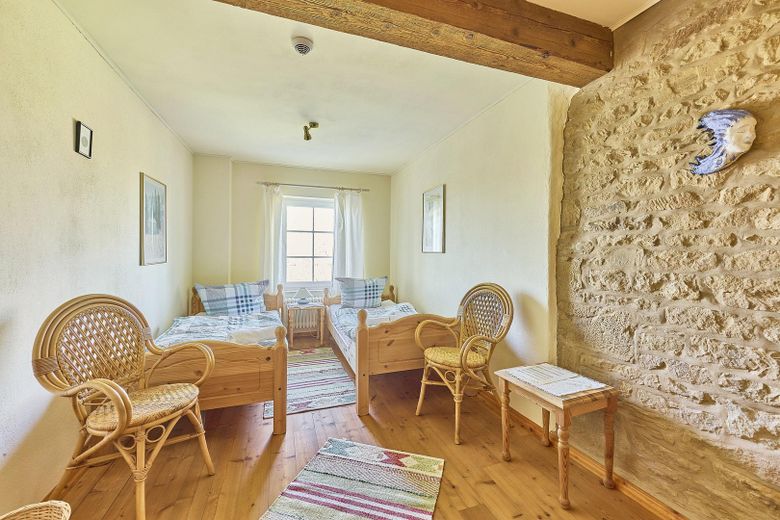 exklusiver Traum im Grünen. 4 Seit-Hof mit Seminarhaus – Ferienzimmer 