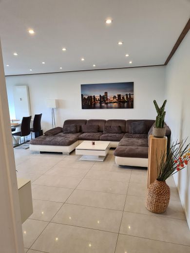 Modern renovated 3.5-room apartment with balcony, garage & fitted kitchen | Owner-occupiers or approx. 6% yield – Wohnzimmer