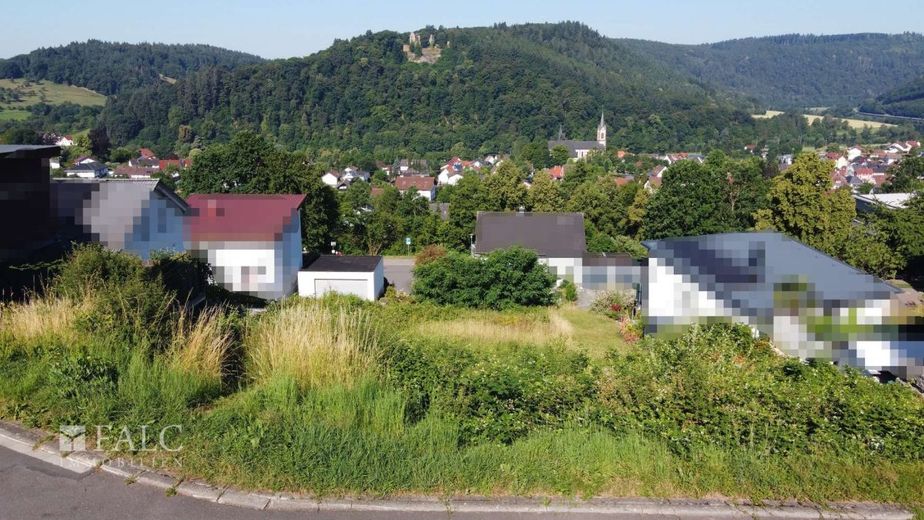 Sonniges Hanggrundstück mit traumhafter Aussicht – Außenansicht