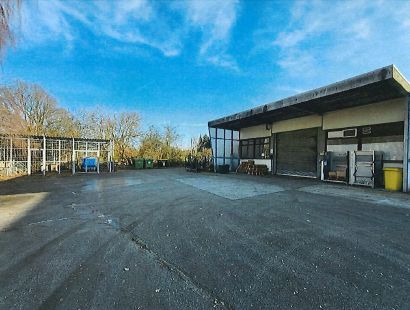 Provisievrij solitair object op toplocatie! Kantoorruimte, productie en veel buitenruimte aan de A1! – Einfahrt Produktionshalle