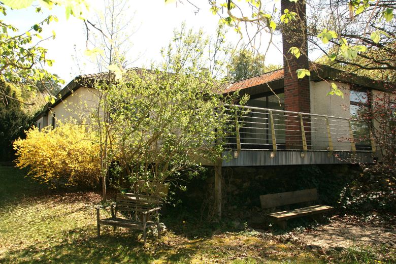 Bungalow mit Potential in ruhiger Lage – Aussen mit Terrasse