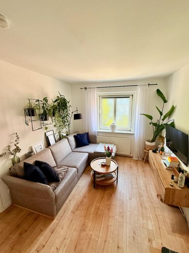 شقة مفروشة مشرقة وعصرية من غرفتين (51 m2) للتأجير من الباطن – Wohnzimmer