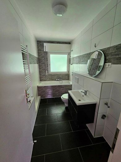 Kapitalanlage mit hoher Rendite: Helle sanierte Wohnung mit Balkon – Badzimmer 