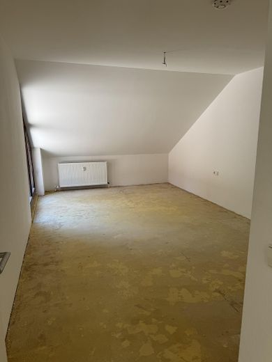 Sanierte 3-Zimmer-Dachgeschosswohnung mit Dachterrasse und Tiefgaragenplatz – Schlafzimmer