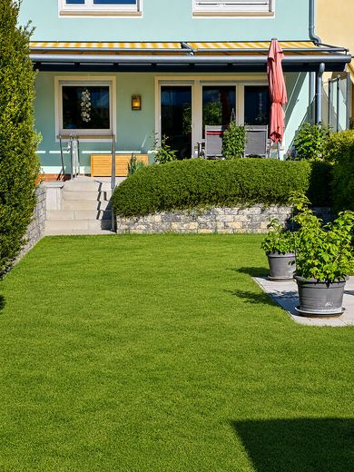 Modernisiertes Familienhaus mit Sonnengarten, Garage & Ausbaureserve – Hausansicht 