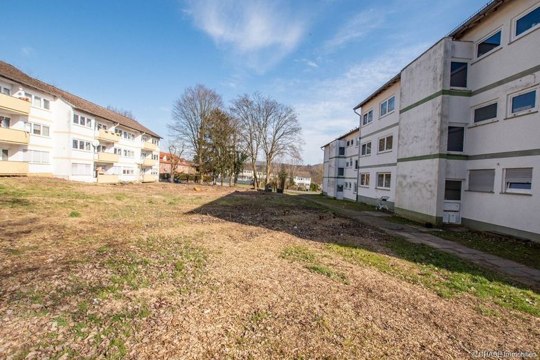 Gepflegte Hochparterre-Eigentumswohnung im friedlichen Blomberg - Renditeobjekt mit Zukunft! – Seitliches Grundstück links