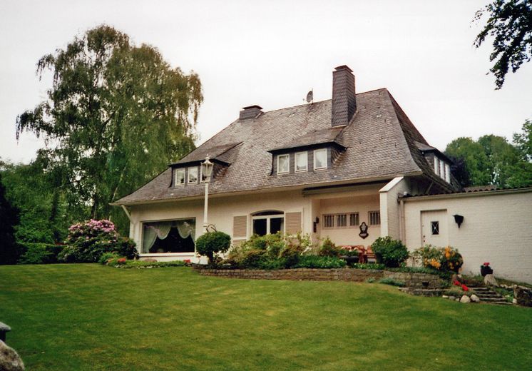 Representative villa on park-like grounds in Düsseldorf-Urdenbach – Rückseite + Garten