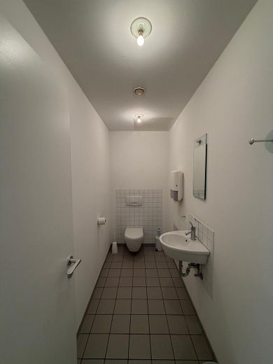 Exclusive Büroetage mit Loftcharakter, 306 m² in Brühl Ost. – Moderne Sanitäreinrichtungen