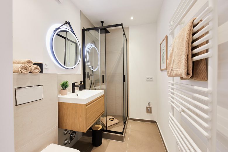Top renoviertes und vollständig eingerichtetes Apartment in bester Schwabinger Lage - provisionsfrei – Bad + Dusche