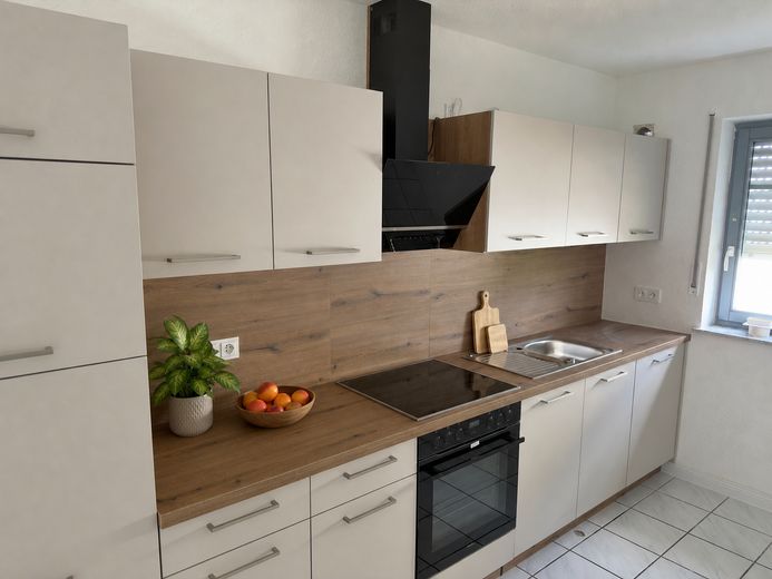 Helle sanierte 2 Zimmer Wohnung mit Balkon in Weiler bei Bingen – Neue Einbauküche
