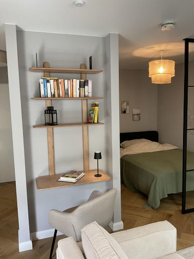 Geschmackvolles Apartment nahe Merianplatz - kernsaniert und sofort bezugsfrei – Schreibtisch