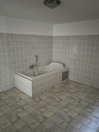 freistehendes Einfamilienhaus mit großen Grundstück und Ausbaupotential – Kellerraum mit Badewanne