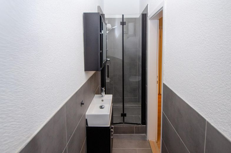 Sin comisión: apartamento de época renovado de 2 habitaciones en Schulstraße – Duschbad / WC