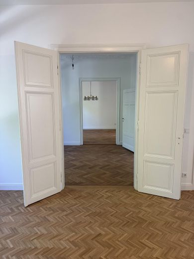 Stylowa kamienica (100 m²) – 4 pokoje z parkietem w jodełkę i historycznymi detalami w Offenbach – Zdjęcie 2